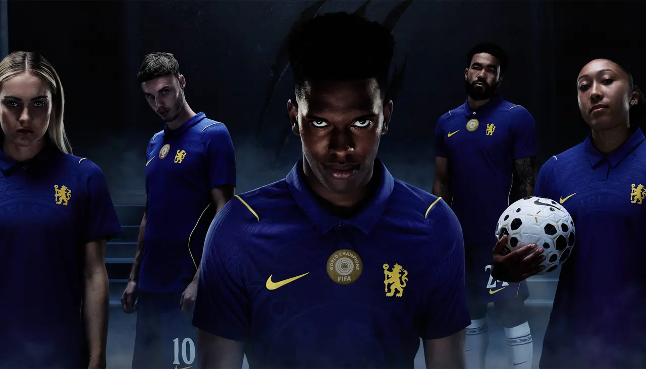 Cinco pessoas com a camisa azul e dourada do Chelsea