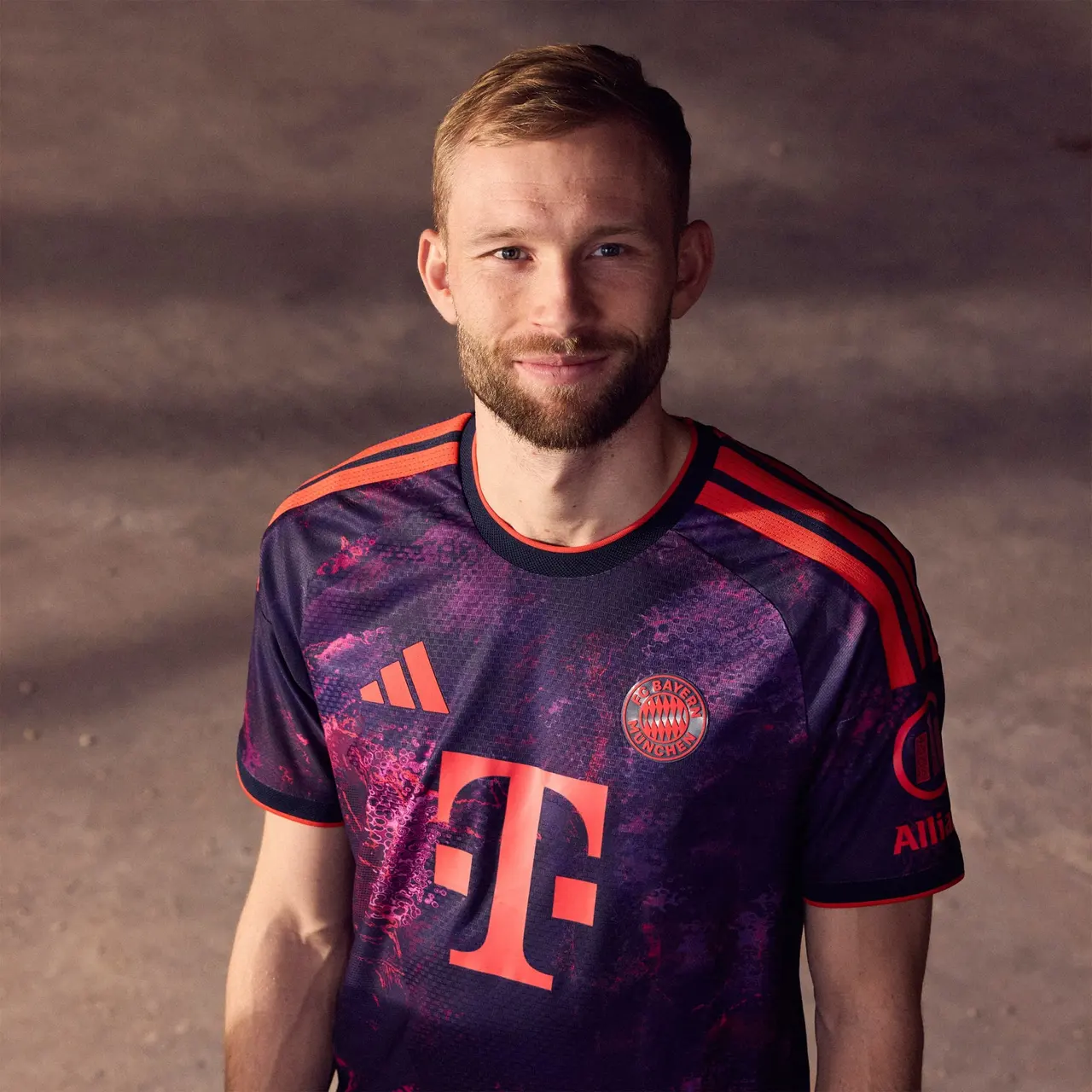 Homem com a terceira camisa roxa do Bayern de Munique